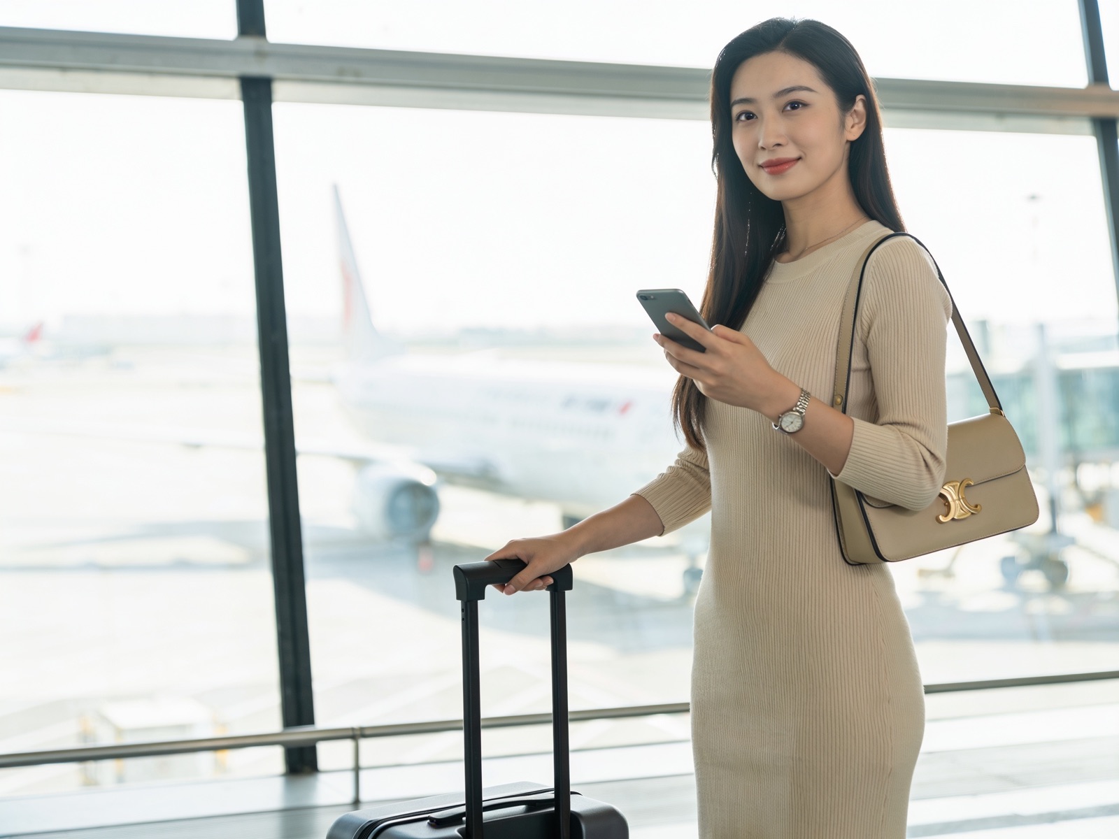在機場準備出發、討論海外伴遊的計價與分工